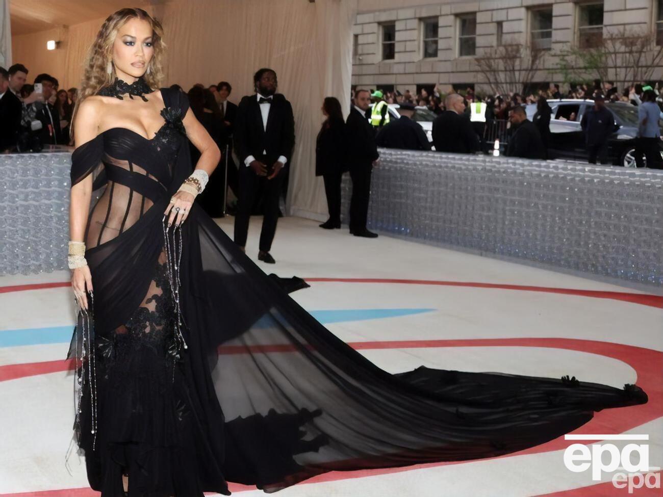 Рита Ора появилась на ковровой дорожке мероприятия в платье без белья