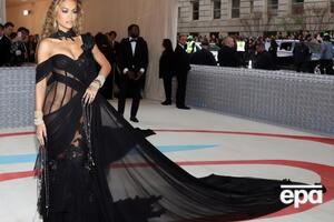 Рита Ора появилась на ковровой дорожке мероприятия в платье без белья