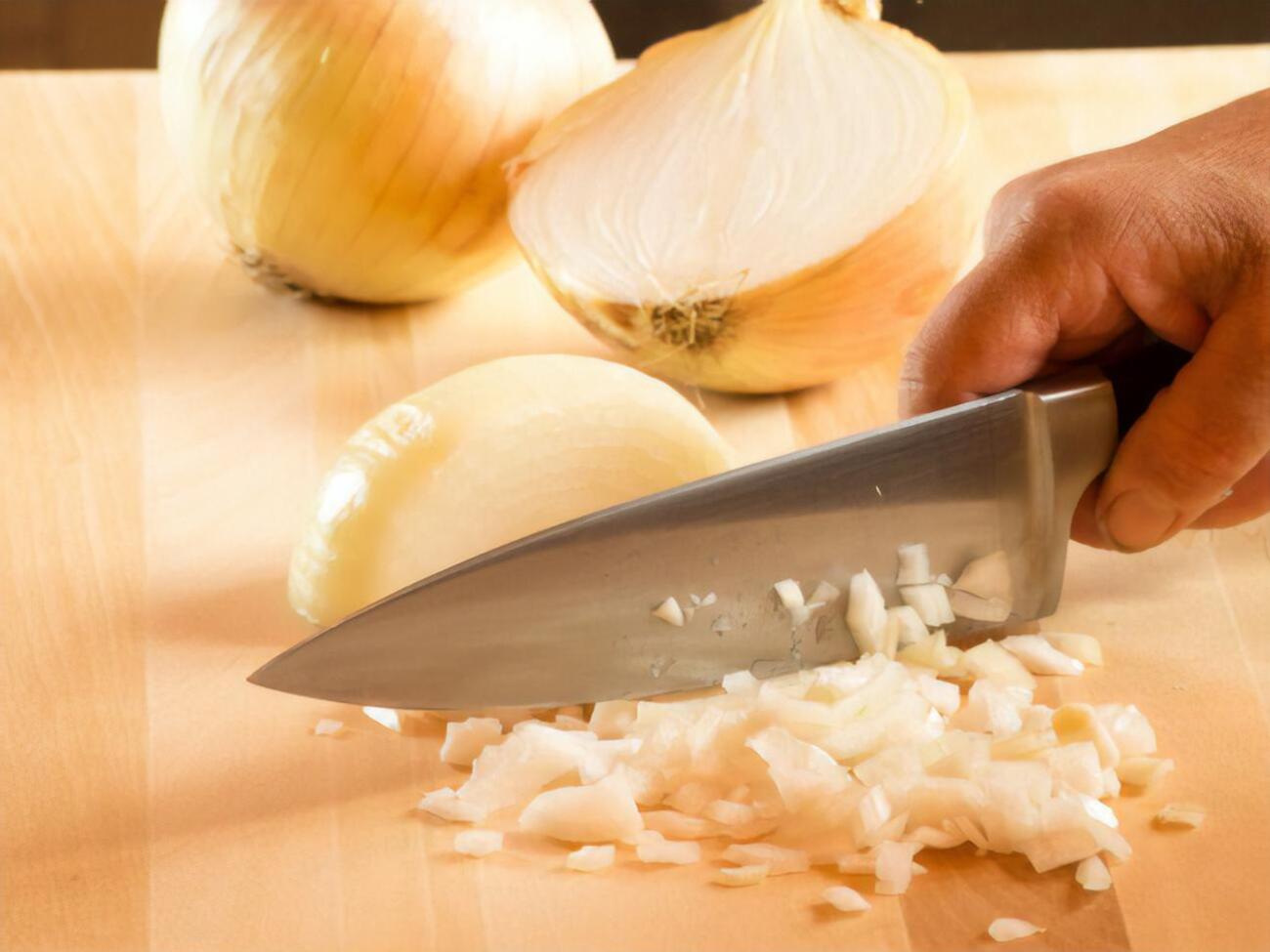 Для нарезки лука важно выбрать острый нож
