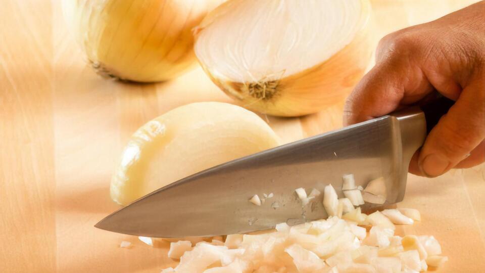 Для різання цибулі важливо обрати гострий ніж
