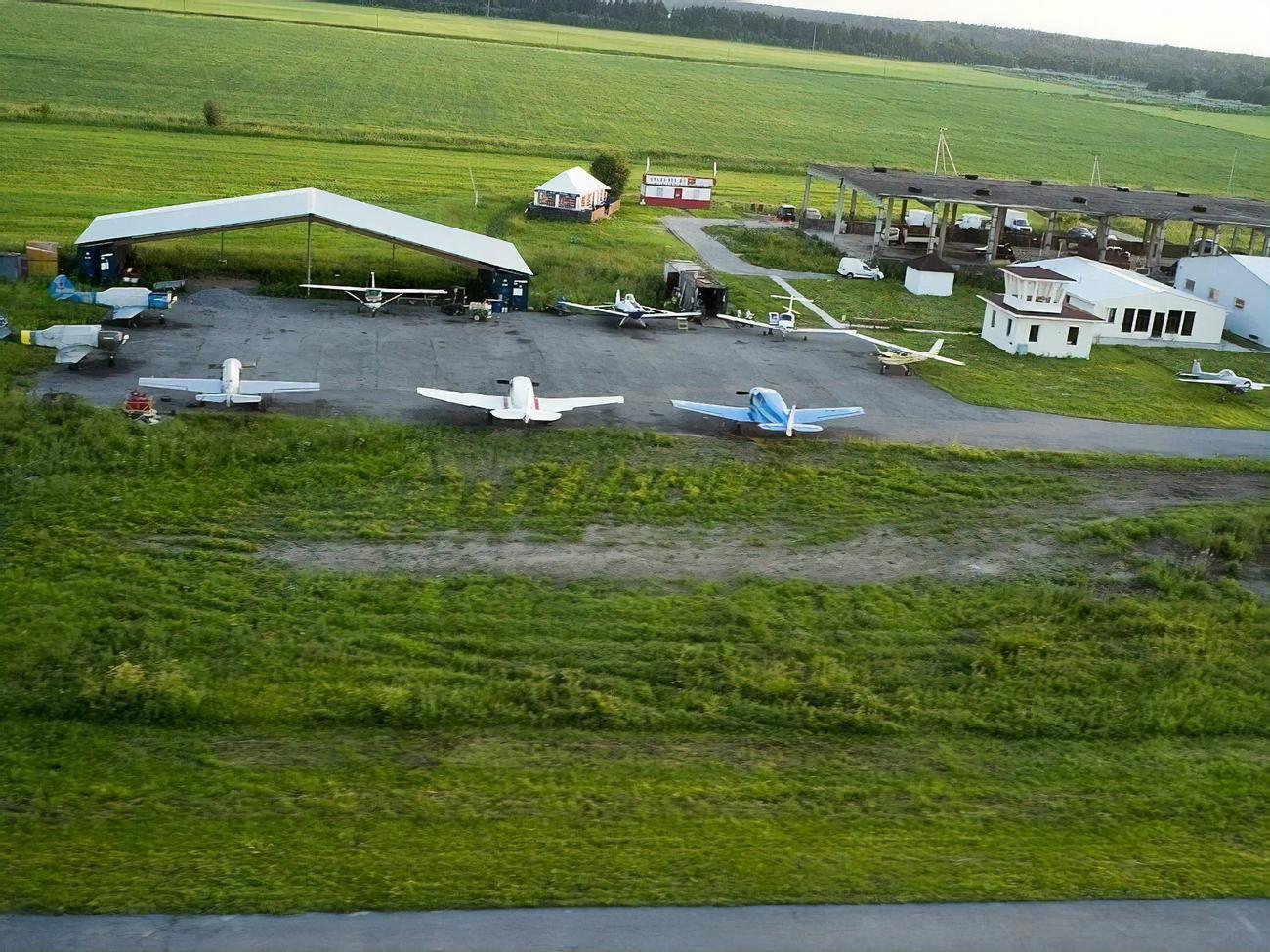 По данным СМИ, в Гостилицах базируется&nbsp;более 100 вертолетов