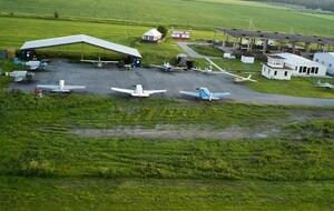 По данным СМИ, в Гостилицах базируется более 100 вертолетов