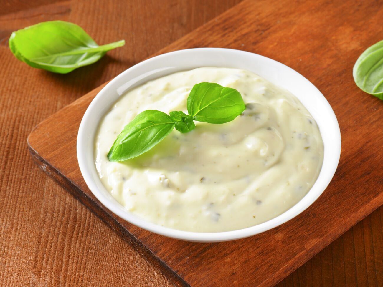 Сметанно-медовый соус лучше всего подойдет к салатам, в составе которых есть шпинат, салатные листья, щавель, зеленый лук, редис, дайкон, огурец и яйца