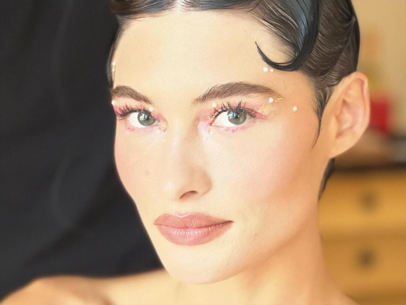 Главные направления розового макияжа &ndash; неоново-розовые румяна, розовые веки и бледно-розовые губы