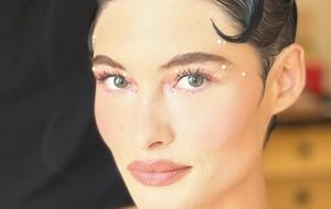 Главные направления розового макияжа – неоново-розовые румяна, розовые веки и бледно-розовые губы