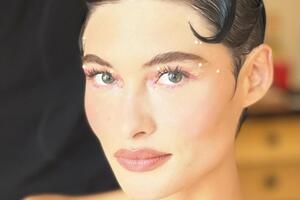 Главные направления розового макияжа – неоново-розовые румяна, розовые веки и бледно-розовые губы