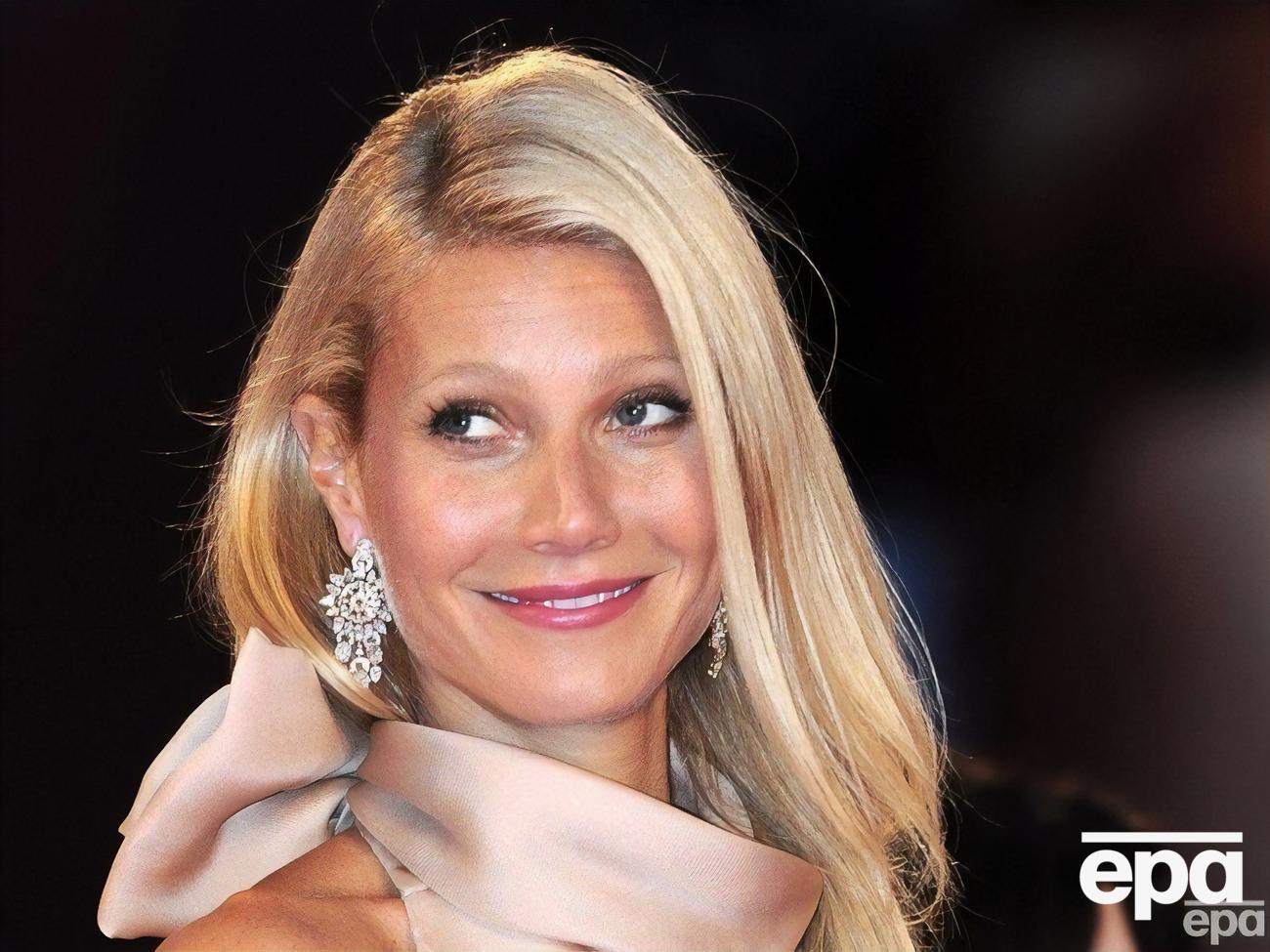 Пэлтроу также отметила, что с Аффлеком она смеялась чаще, чем с Питтом, но при этом Питт был более романтичным партнером, чем Аффлек