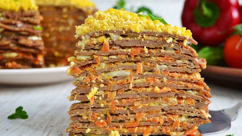 К начинке можно добавить, кроме моркови и лука, плавленый сыр и грибы