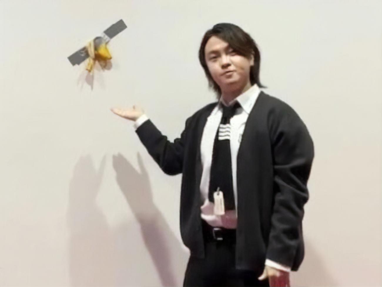 З'ївши банан,&nbsp;Но&nbsp;Хен-Су прикріпив шкірку до стіни за допомогою того самого скотчу