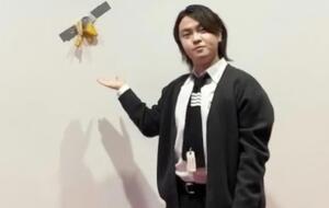 З'ївши банан, Но Хен-Су прикріпив шкірку до стіни за допомогою того самого скотчу