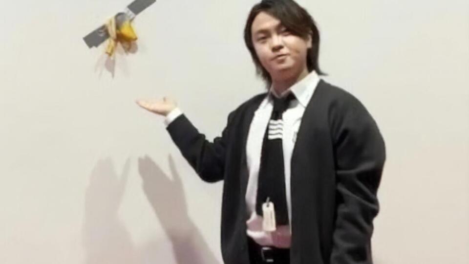 З'ївши банан, Но Хен-Су прикріпив шкірку до стіни за допомогою того самого скотчу