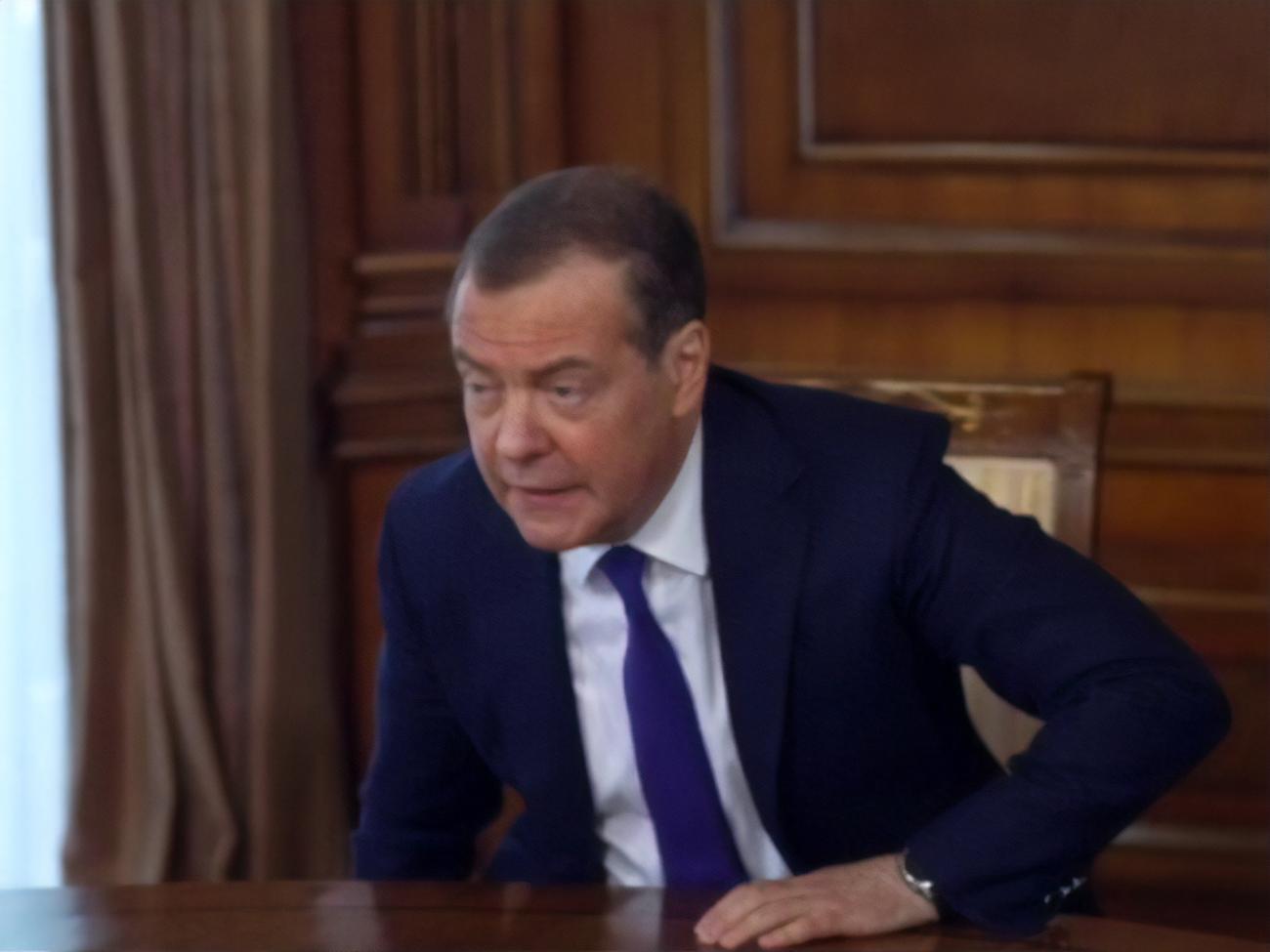 Медведєв (на фото) написав про "фізичне усунення" Зеленського