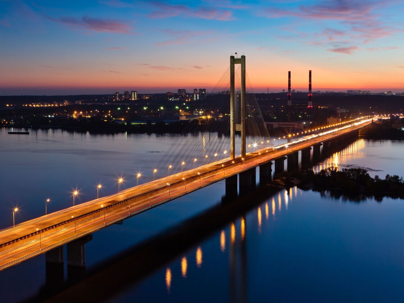 В Киеве во время тревоги слышали несколько взрывов, в нескольких районах были вызовы экстренных служб