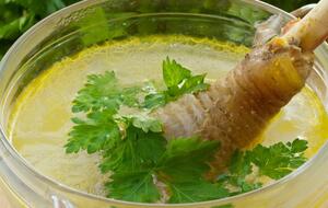 Бульйон і курку для нього готують окремо