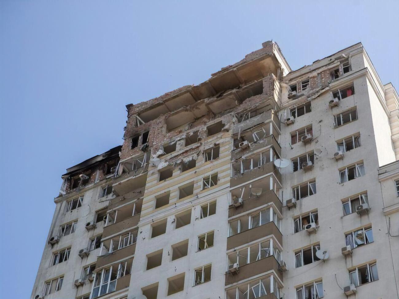 У 24-поверховому будинку в Голосіївському районі, куди вночі поцілили уламки російського дрона, сталася пожежа, зруйновано квартири на верхніх поверхах, розповів Кличко