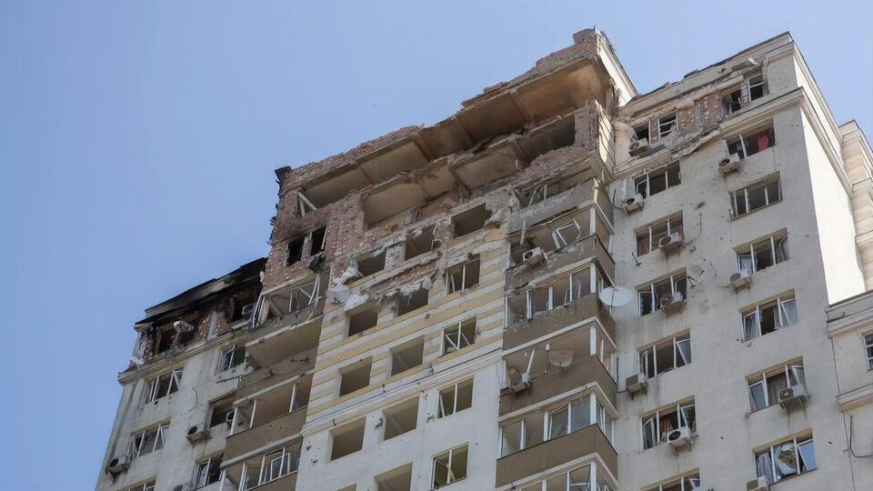 У 24-поверховому будинку в Голосіївському районі, куди вночі поцілили уламки російського дрона, сталася пожежа, зруйновано квартири на верхніх поверхах, розповів Кличко