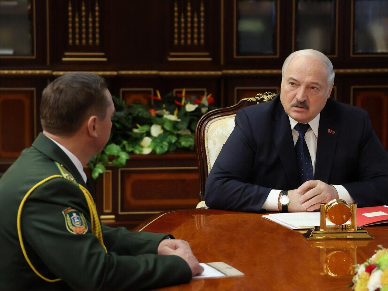 Лукашенко (праворуч) призначив Молостова новим головою Держприкордонкомітету Білорусі
