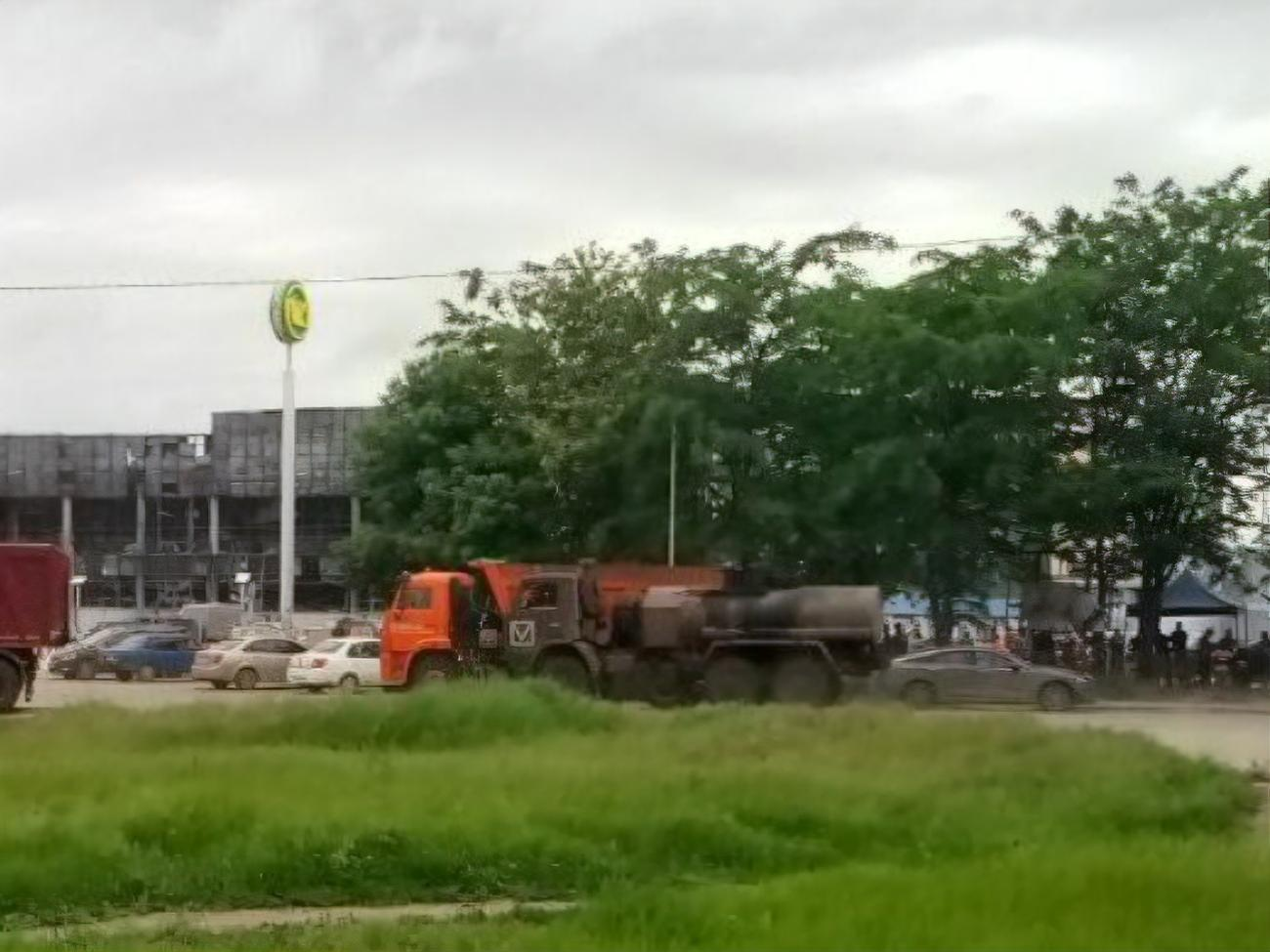 Россияне активно перебрасывают через Мариуполь бензовозы-топливозаправщики в сторону линии фронта в Запорожской области