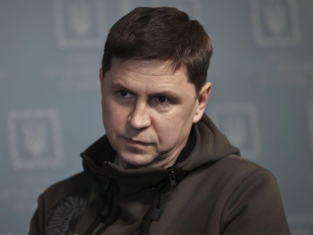 Подоляк допустил, что депутаты Госдумы своими комментариями об атаке дронов на Москву готовят население к уменьшению территории РФ
