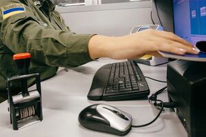 Громадяни України віком від 16 до 18 років можуть вільно виїжджати з України під час дії воєнного стану, запевнили у Держприкордонслужбі