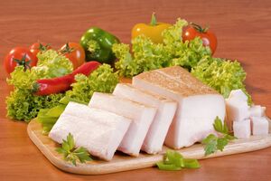 Насамперед під час вибору сала варто звернути увагу на безпечність продукту