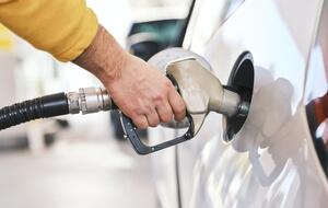 Налоги на топливо Рада снизила весной 2022 года