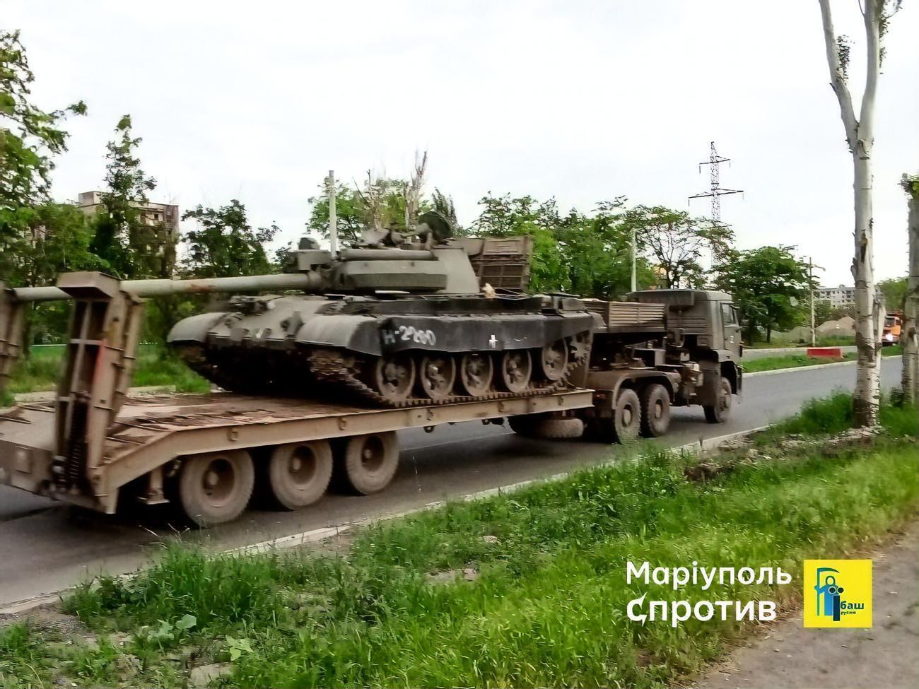 Оккупанты перебрасывают в Мариуполь устаревшие танки Т-62 вместо потерянных Т-72