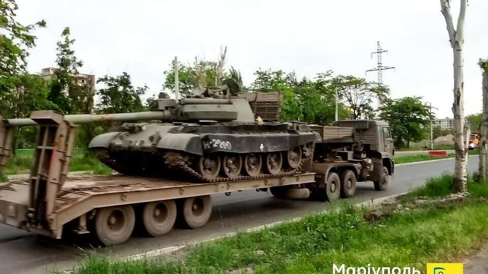 Оккупанты перебрасывают в Мариуполь устаревшие танки Т-62 вместо потерянных Т-72