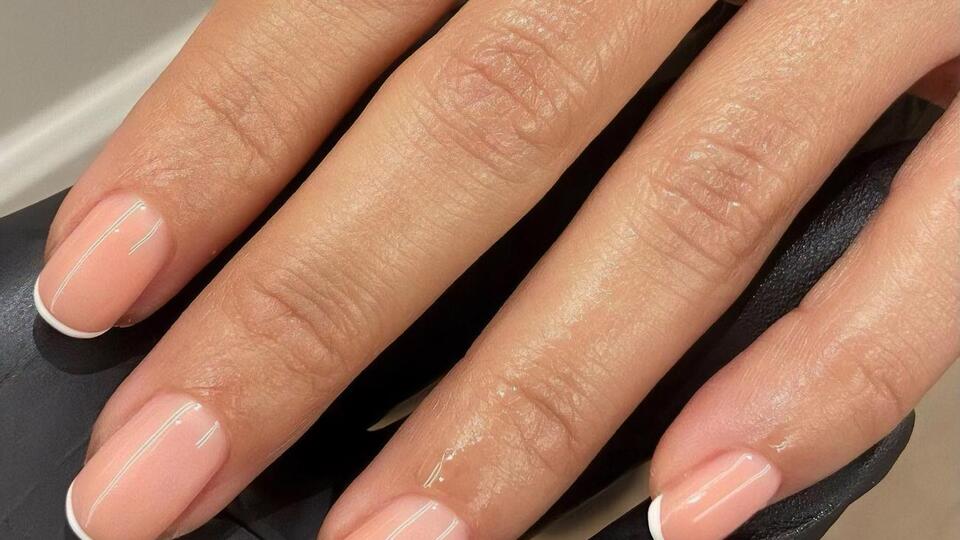 Микрофренч – простой в исполнении маникюр
