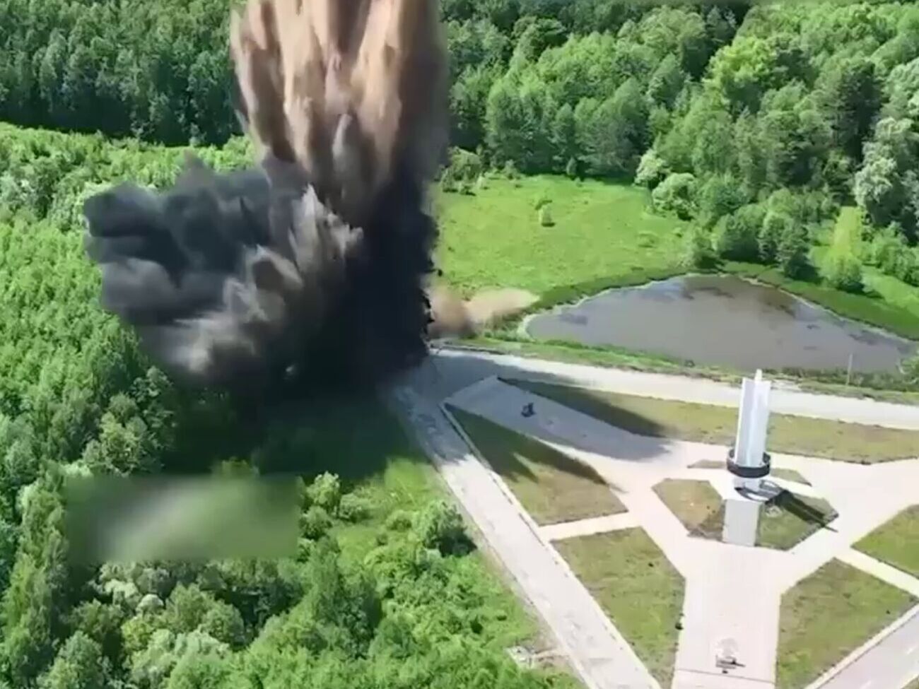 Росіяни підірвали дорогу в районі так званої стели "Три сестри"