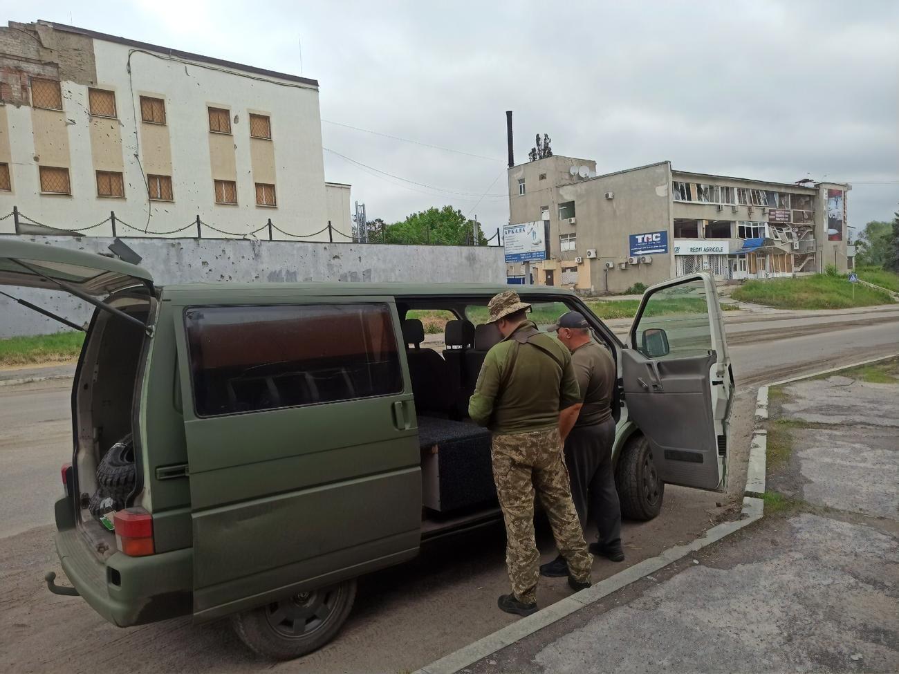Вопрос, почему волонтерство Украины должно бороться еще и с бюрократической машиной страны, остается без ответа