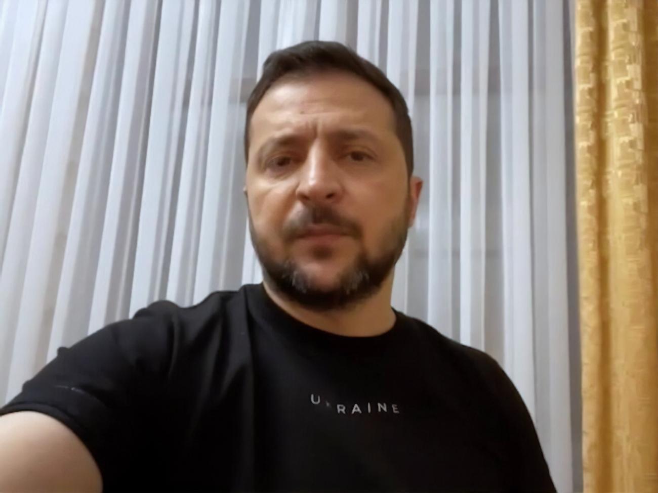 За словами Зеленського, у новому пакеті військової допомоги від США – зброя, яка необхідна Україні зараз: ракети для Patriot і HIMARS, а також артилерія