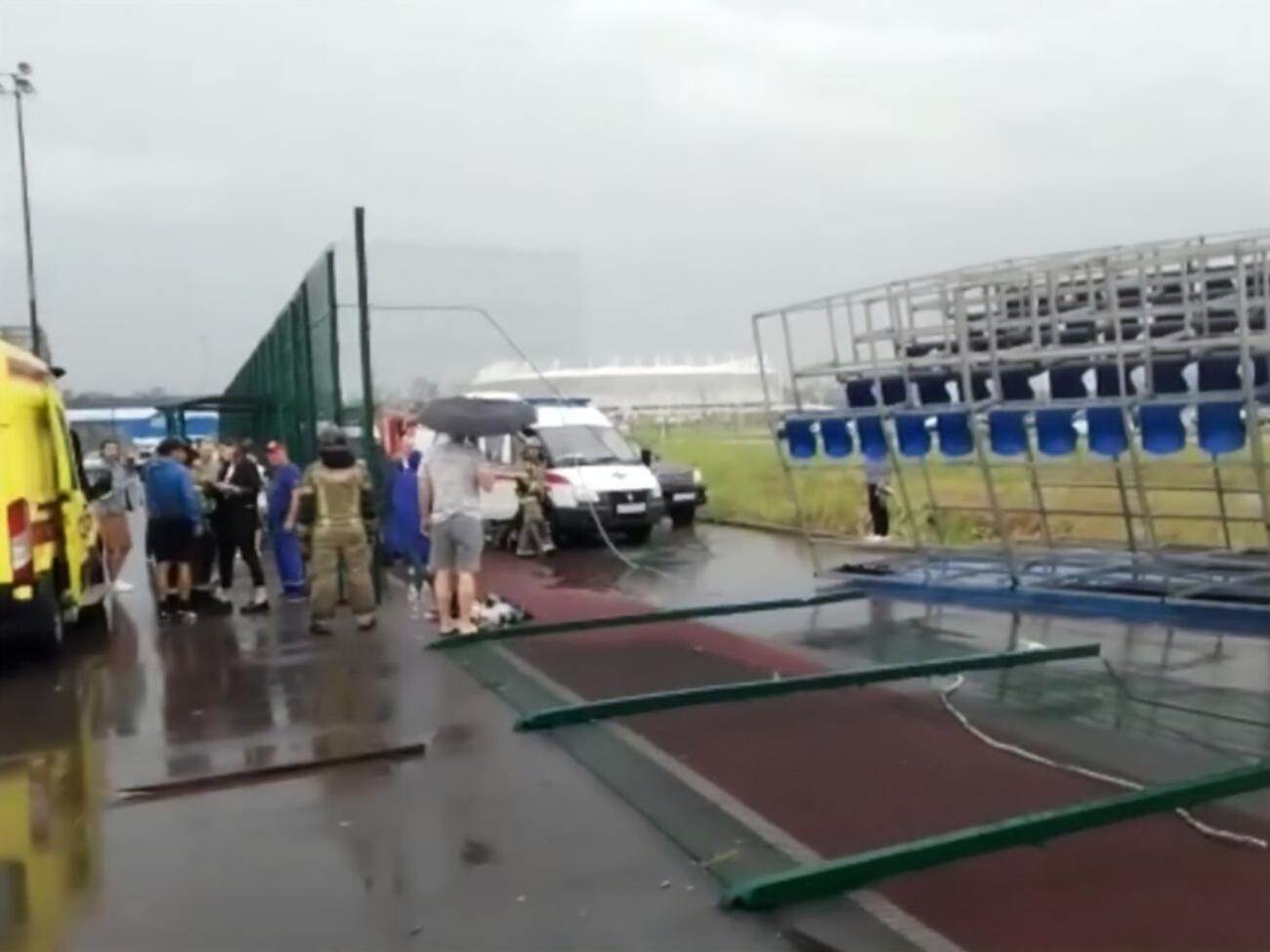 Трибуна перевернулась из-за ветра