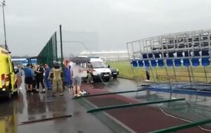Трибуна перевернулась из-за ветра