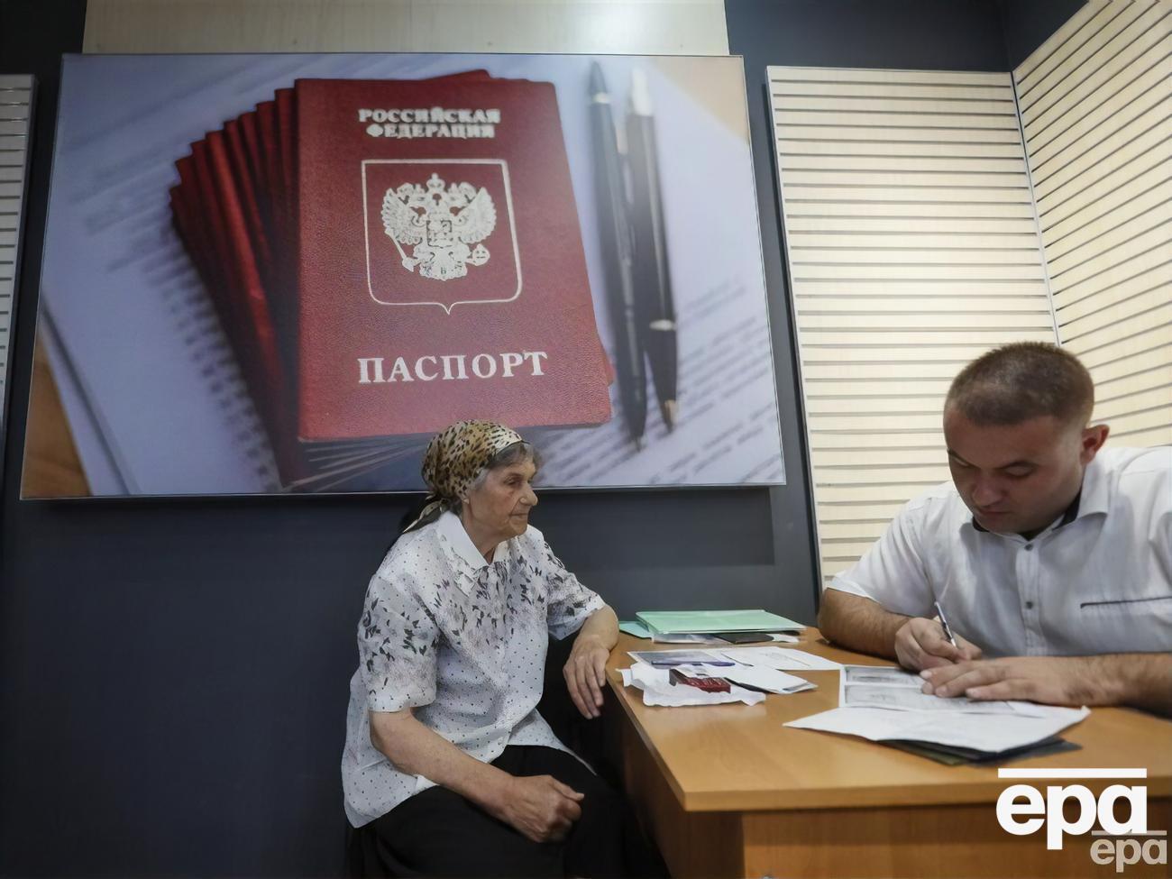 Оккупанты требуют принимать российское гражданство под угрозой депортации и конфискации имущества