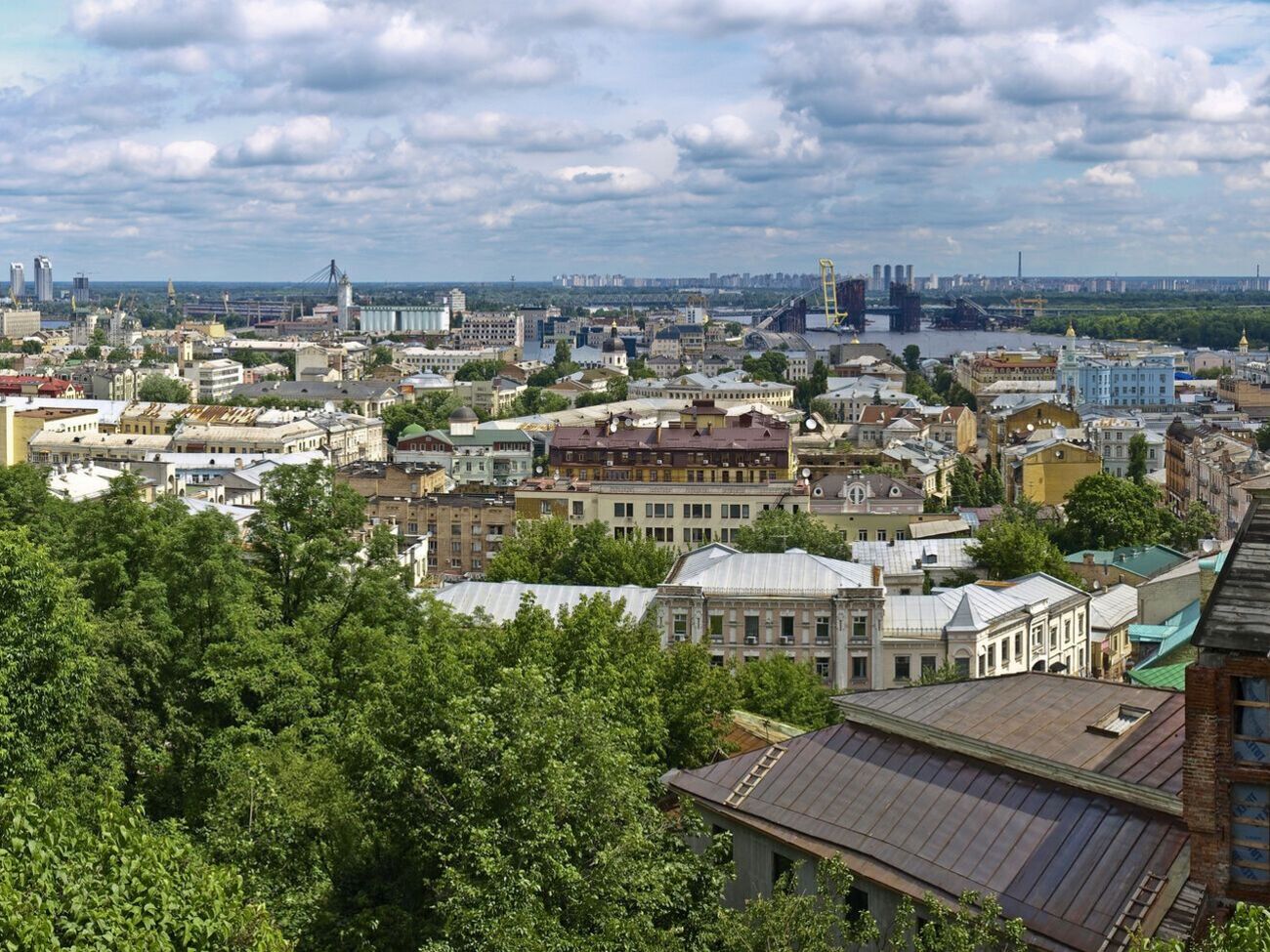 За попередніми даними КМВА, уламки російських дронів пошкодили лише дороги й автомобілі