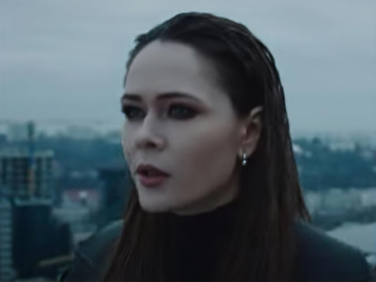 Саніна: Ця пісня про диво. Про магічні небесні сили, що перетворюють вибухи на феєрверки, кулі – на дощ, а біль – на пісні