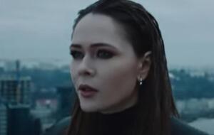 Санина: Эта песня – о чуде. О магических небесных силах, превращающих взрывы в фейерверки, пули – в дождь, а боль – в песни