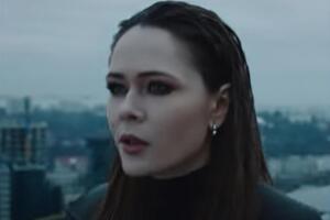 Санина: Эта песня – о чуде. О магических небесных силах, превращающих взрывы в фейерверки, пули – в дождь, а боль – в песни