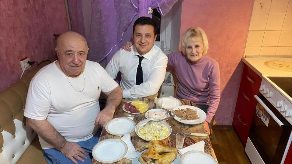Зеленский: Мои родители в Украине. Мама всегда спрашивает: "Как я? Поел ли?" А отец говорит: "Следим! Молодцы. Добивайте их!"