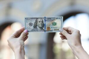 НБУ знизив чистий продаж валюти у квітні на $298,5 млн