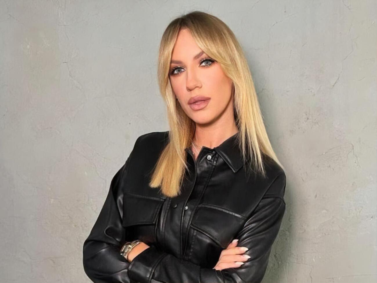 Никитюк снялась в кожаной куртке