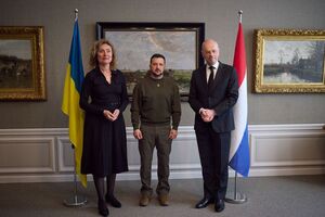 Нидерланды – среди лидеров поддержки Украины, отметил Зеленский (в центре) на встрече с Бергкамп и Брауном