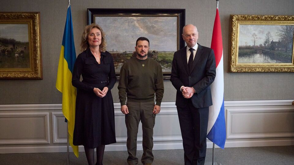 Нідерланди – серед лідерів підтримки України, зазначив Зеленський (по центру) на зустрічі з Бергкамп і Брауном