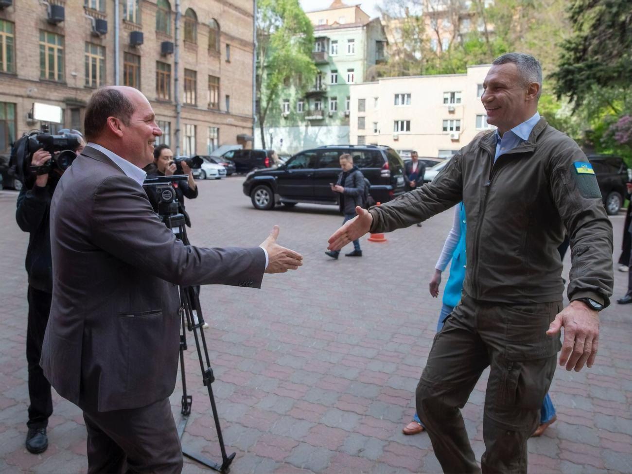 Філіп Клоз передав від столиці Бельгії дві сучасні карети швидкої допомоги