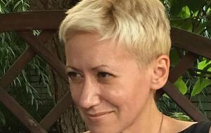 Ночью бахало так, думала, окна повылетают, сидела в ванной. Потом заходишь в ФБ и узнаешь, что жители городов вдали от фронта "живут, будто войны не существует"