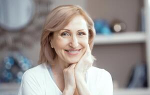 С возрастом стоит обращать внимание на стрижки с плавными линиями