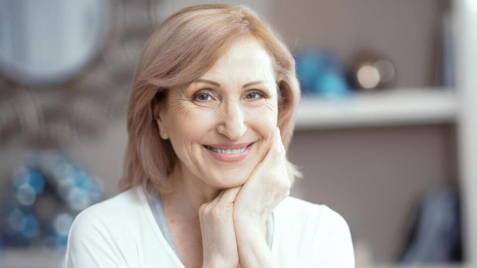 С возрастом стоит обращать внимание на стрижки с плавными линиями