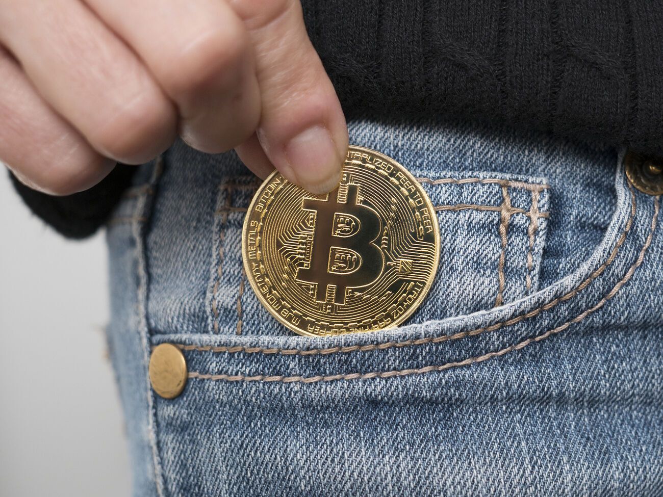 За даними слідства, на цих сервісах обмінювали гроші, отримані за допомогою хакерських атак і онлайн-шахрайства