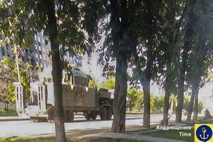 Техніки окупанти через Маріуполь перекидають менше, але місто й далі зміцнюють, зазначає Андрющенко